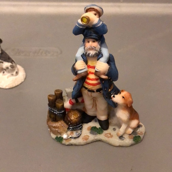 Santa’s Workbench - Village Figures - Picture 4 of 5